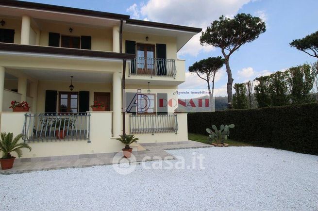 Casa bi/trifamiliare in residenziale in