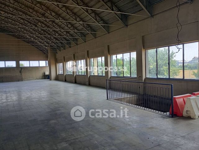 Capannone in commerciale in