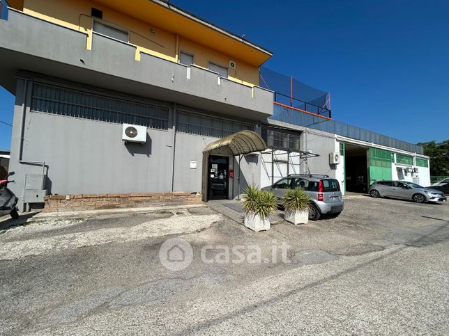 Capannone in commerciale in Via Ottaviano 13