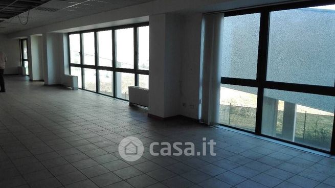 Ufficio in commerciale in 