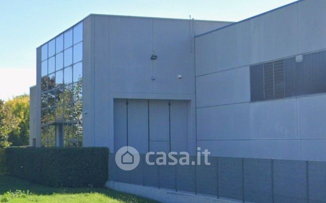 Capannone in commerciale in Via Dottor Bortolo Pollini 13