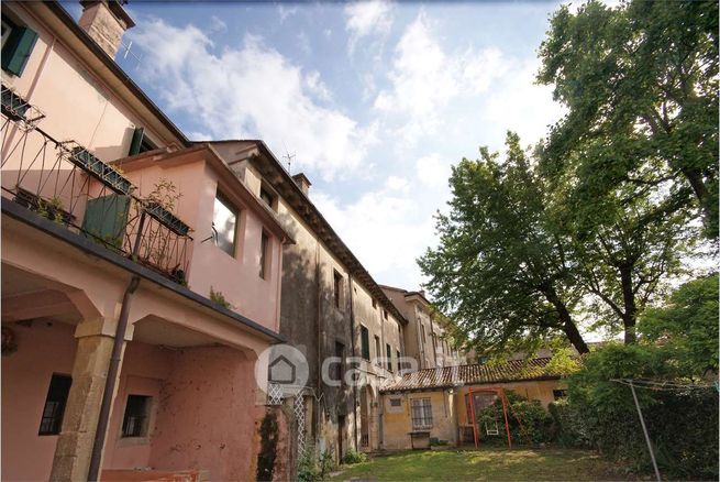 Casa bi/trifamiliare in residenziale in Via Girolamo Lioni 58