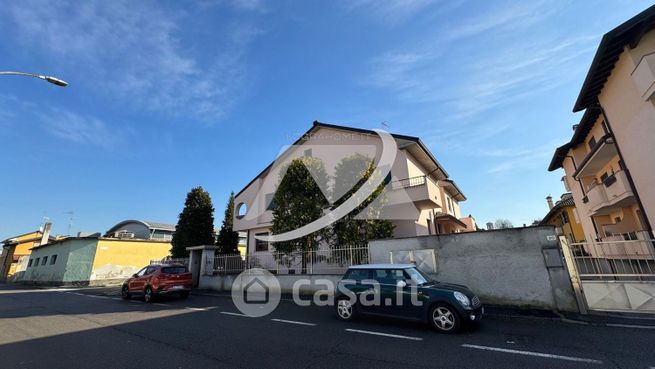 Appartamento in residenziale in Via Emilio Caldara 17