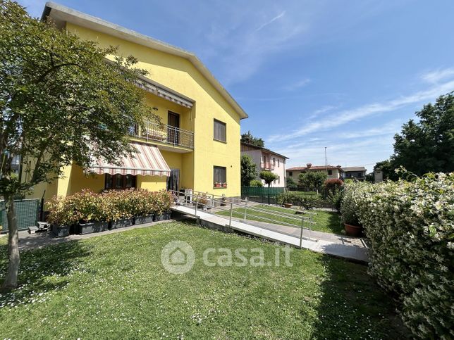 Casa bi/trifamiliare in residenziale in Via degli Abeti 4