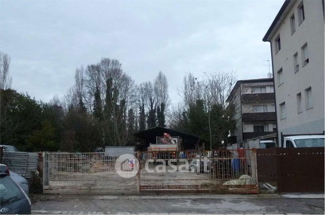 Capannone in commerciale in Via Francesco Carrara