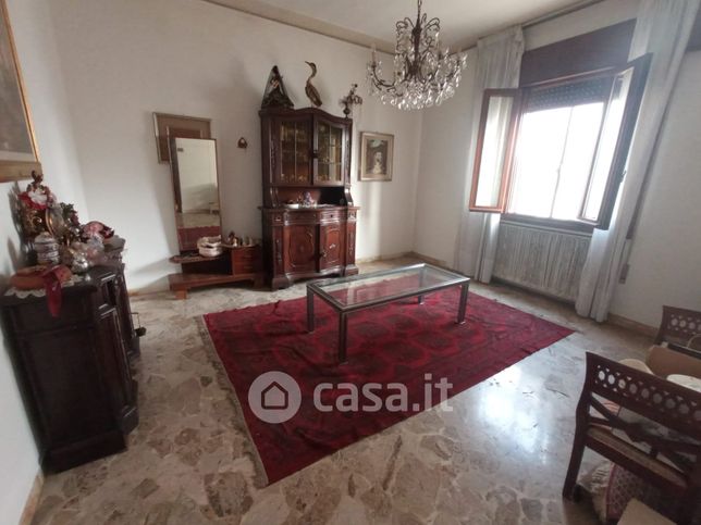 Casa indipendente in residenziale in 