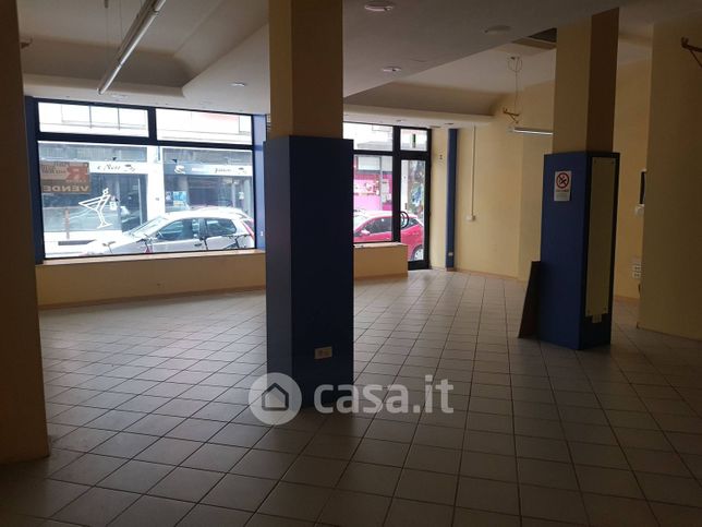 Attività/licenza (con o senza mura) in commerciale in Via San Valentino 4