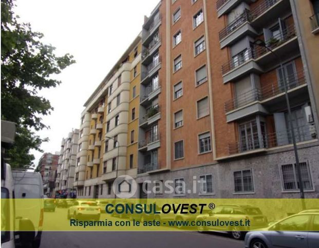 Box/posto auto in residenziale in Viale Papiniano 31