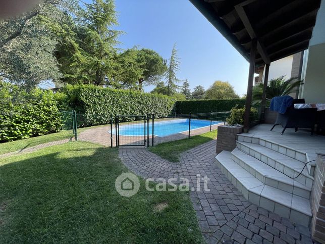 Casa bi/trifamiliare in residenziale in