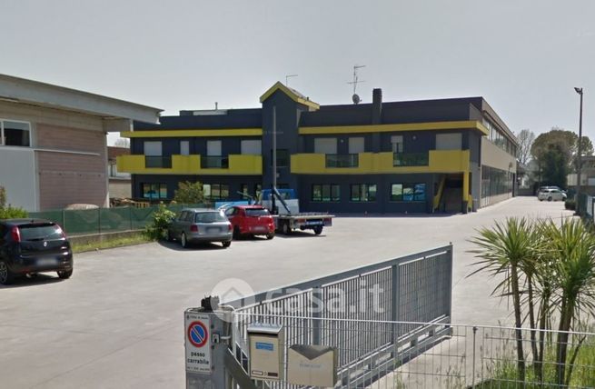 Attivitã /licenza (con o senza mura) in commerciale in Via B. Cristofori 7-1