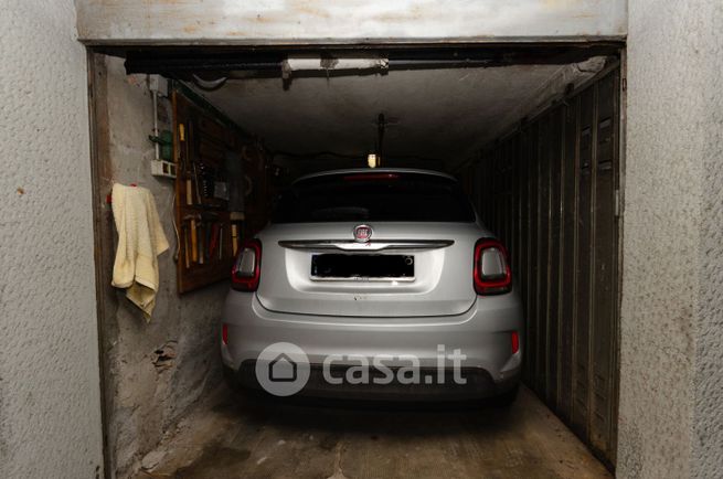 Box/posto auto in residenziale in Via Luigi Devoto 3