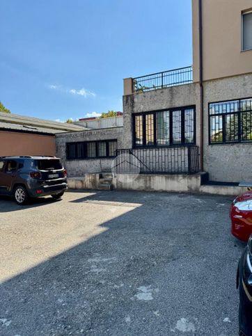 Capannone in commerciale in Via Fratelli Cervi 2