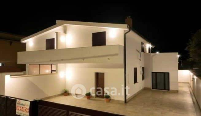 Casa bi/trifamiliare in residenziale in Via dei Rododendri 2