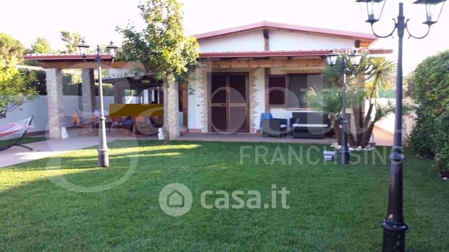 Villa in residenziale in Villaggio del Sisto