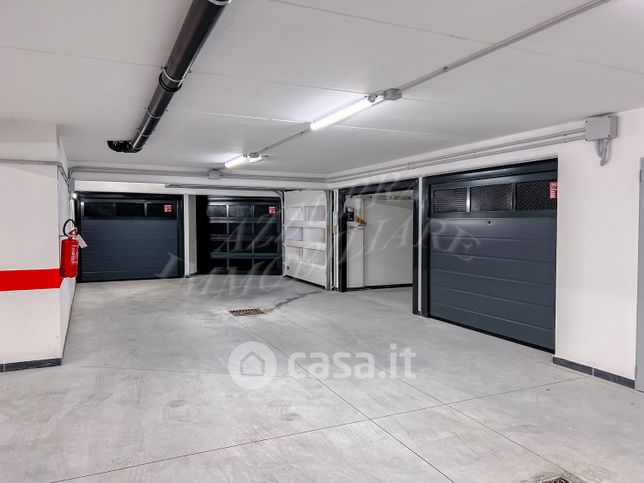 Box/posto auto in residenziale in Largo Alpini d'Italia