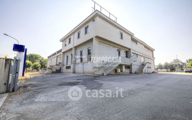 Capannone in commerciale in Via Bramante