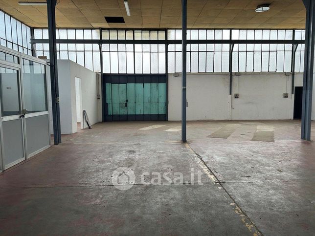 Capannone in commerciale in Via della Pazienza