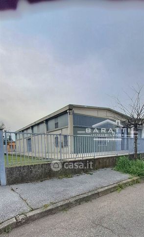 Capannone in commerciale in 