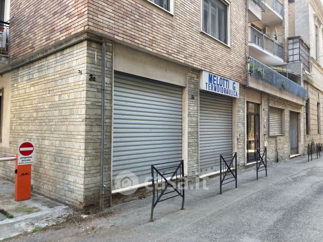 Ufficio in commerciale in Via Guglielmo Caccia 3