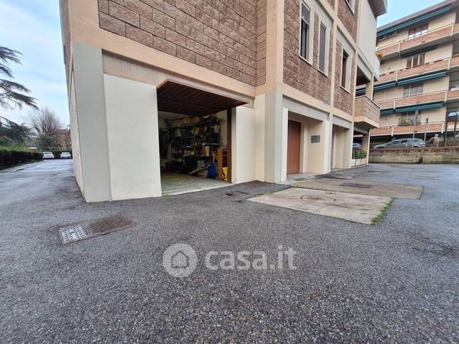 Box/posto auto in residenziale in Via Gran Bretagna 1