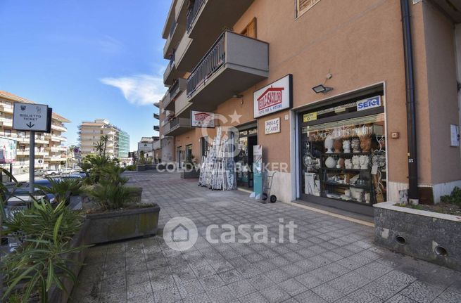 Attività/licenza (con o senza mura) in commerciale in Via Giovanni Verga 75