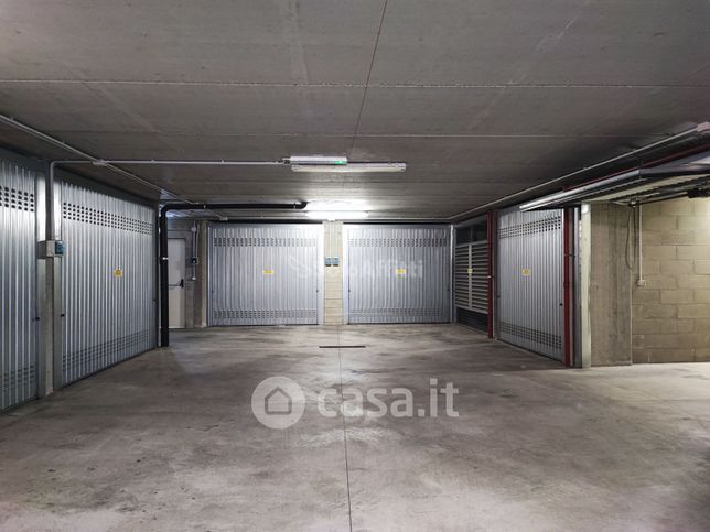 Box/posto auto in residenziale in Via Broni 11