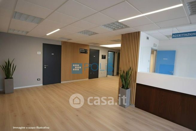 Ufficio in commerciale in 