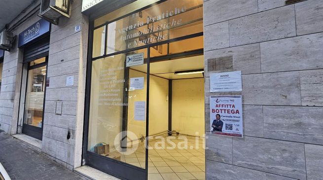 Negozio/locale commerciale in commerciale in Via Caronda 180