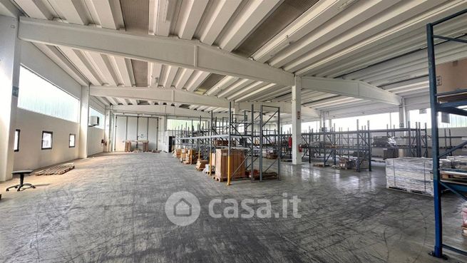 Capannone in commerciale in 