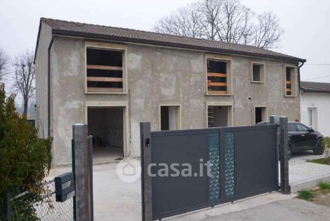 Casa indipendente in residenziale in Strada Rovigana