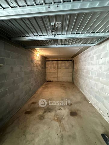 Box/posto auto in residenziale in Via E. Montale 25
