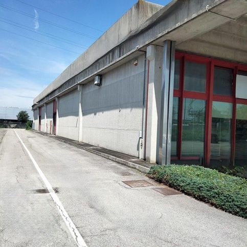 Capannone in commerciale in Via Portogallo 11