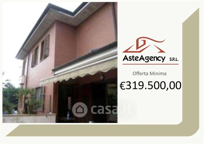 Casa bi/trifamiliare in residenziale in Via della Santa