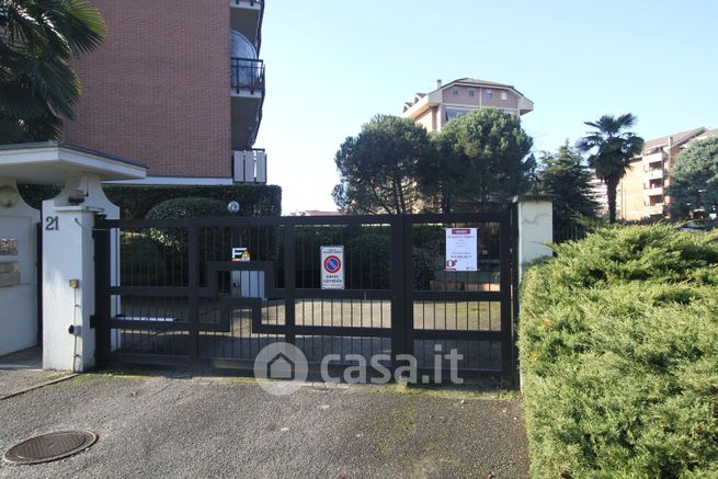 Box/posto auto in residenziale in Via Asti 21