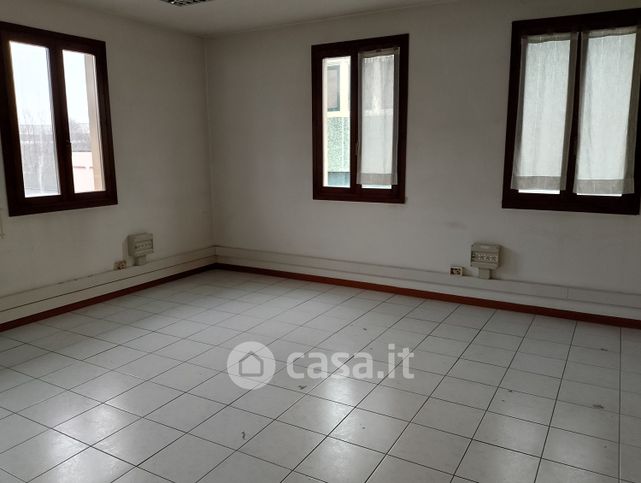 Ufficio in commerciale in 