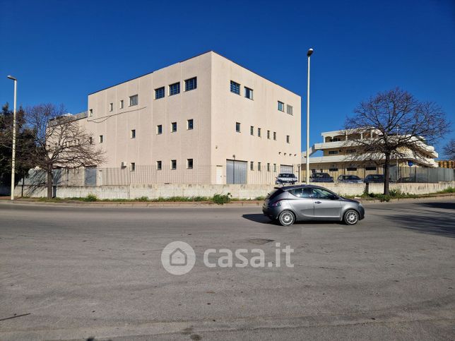 Capannone in commerciale in Via Predda Niedda Strada 22