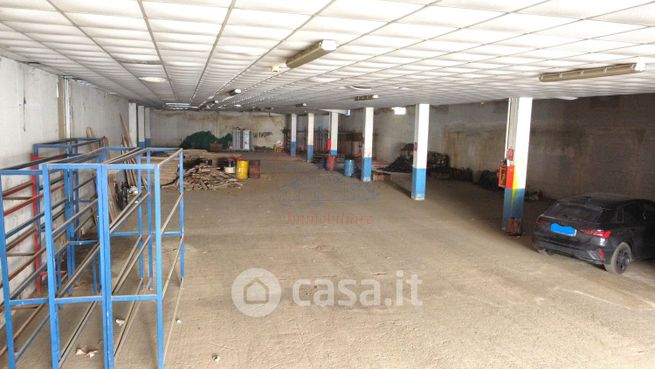 Capannone in commerciale in Strada Bialera 13