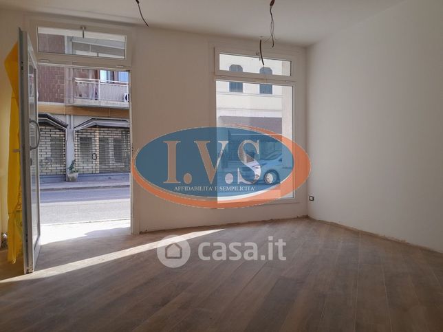 Attivitã /licenza (con o senza mura) in commerciale in Via Dino Cattaneo 15 -1