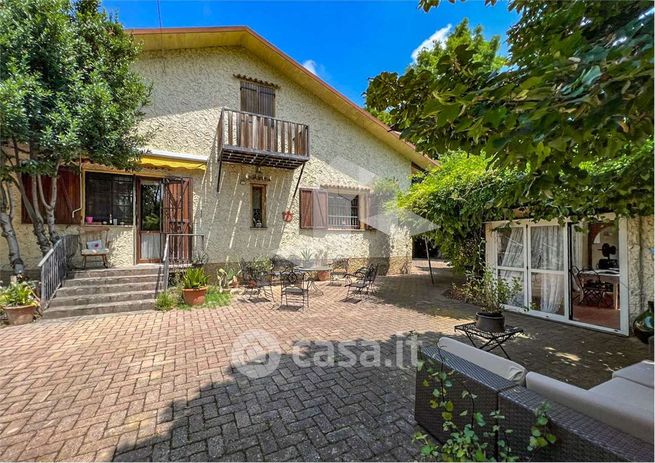 Villa in residenziale in 