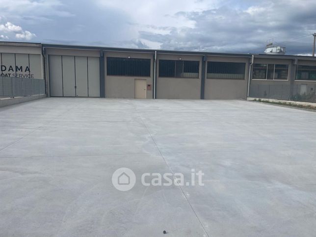 Capannone in commerciale in Via Giuseppe Garibaldi