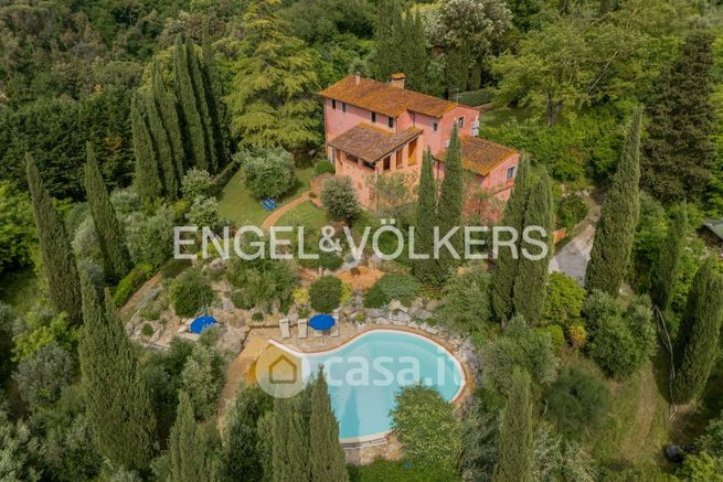Villa in residenziale in Via Montevecchio