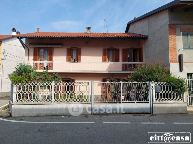 Casa indipendente in residenziale in Via E. Bisattini 42