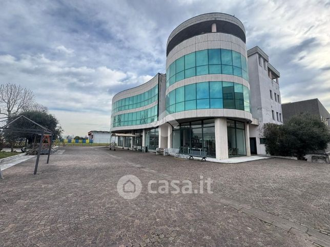 Capannone in commerciale in Via Staffali 3