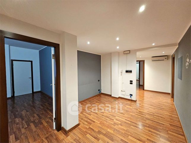 Ufficio in commerciale in Viale Massenzio Masia 97