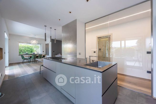 Appartamento in residenziale in Via Francesco Petrarca 19