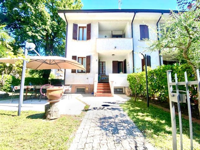 Villetta a schiera in residenziale in Via Longarone 7