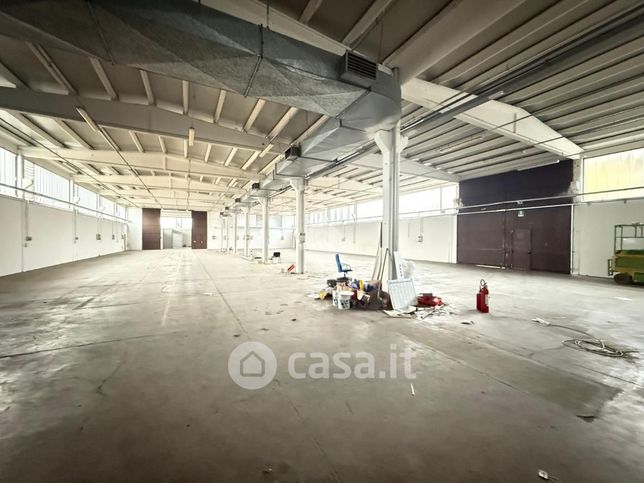 Capannone in commerciale in Via Raffaello 1