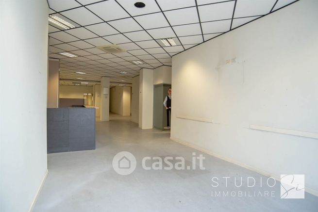Ufficio in commerciale in Via Monte Cimone