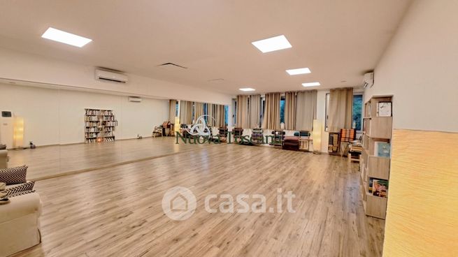 Ufficio in commerciale in Via Anconetana