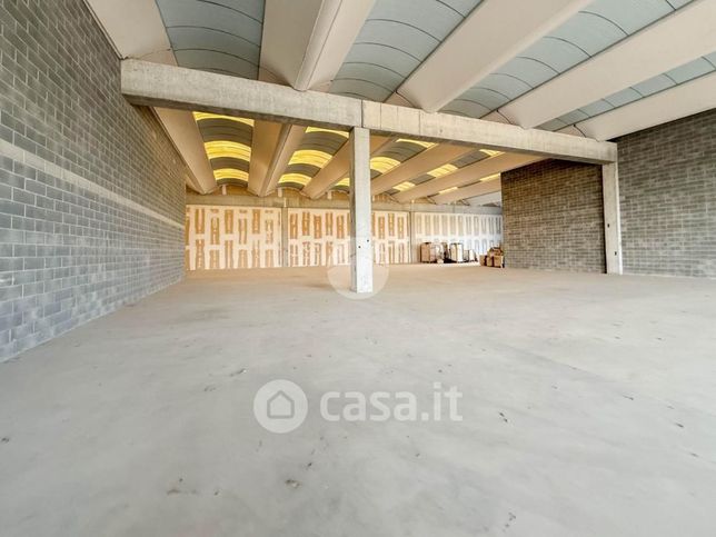 Capannone in commerciale in 